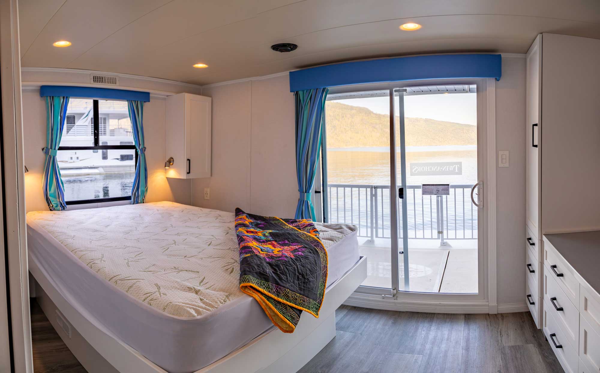 alexander_grey_stateroom